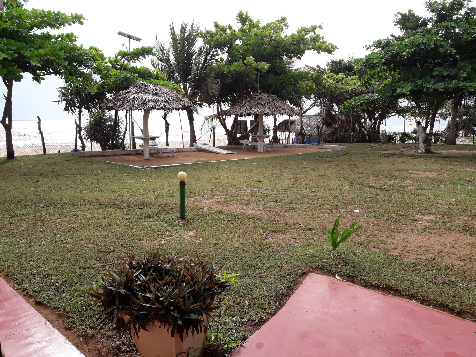 Sea View Beach Hotel Nilaveli Bagian luar foto